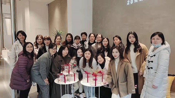 巧手做烘焙，甜美好时光——地产集团工会进行妇女节主题烘焙活动