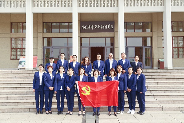 徽盐地产集团机关第二党支部发展“怀想革命先烈，传承红色基因”主题党日活动